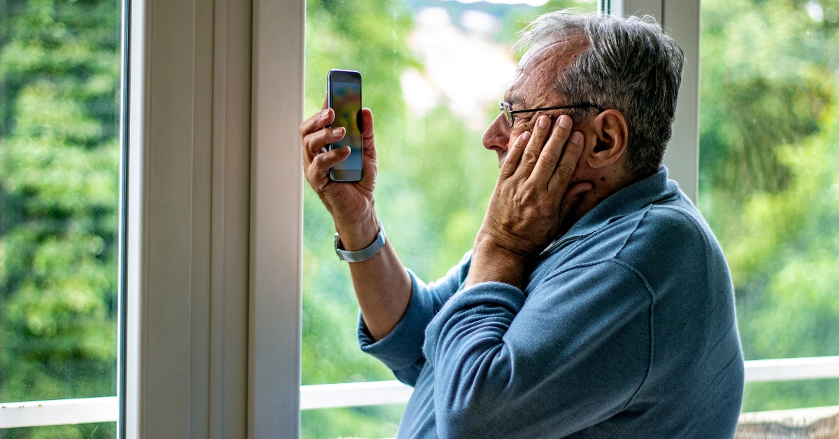 How to Stay Connected with Family in Assisted Living?
